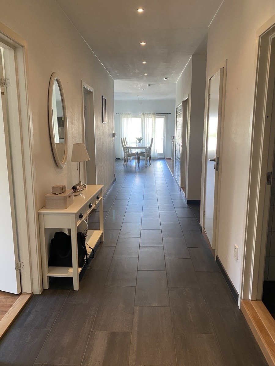 Entre med inngang til to soverom, bad og toalett, samt vaskerom og garderobe. Galleribilde