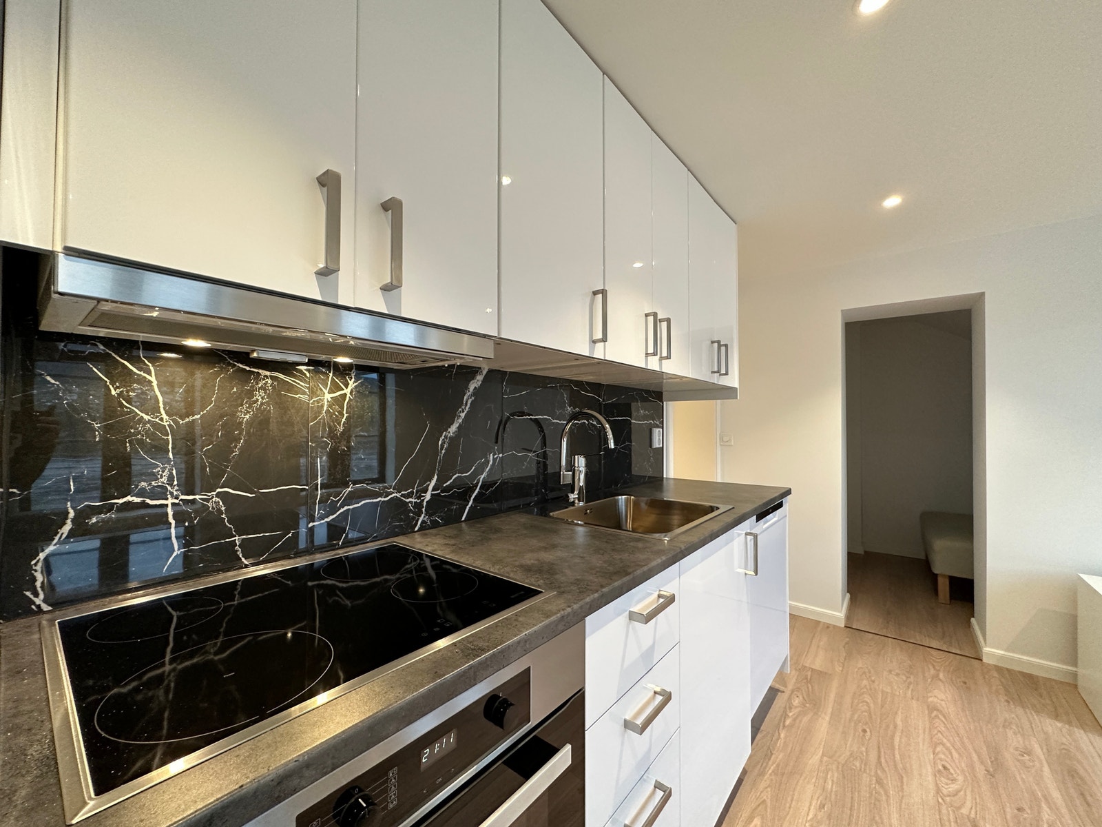 Moderne kjøkken med nyere integrerte hvitevarer Galleribilde