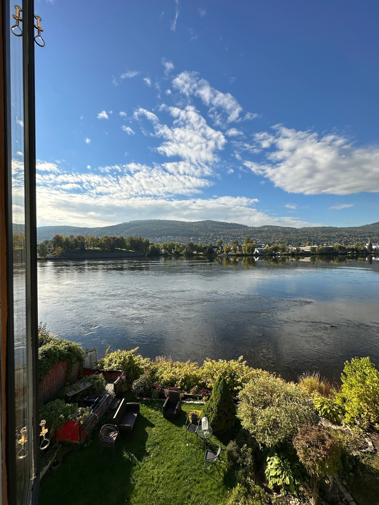 Fantastisk utsikt fra stuen ut mot Drammenselven og den flotte hagen Galleribilde