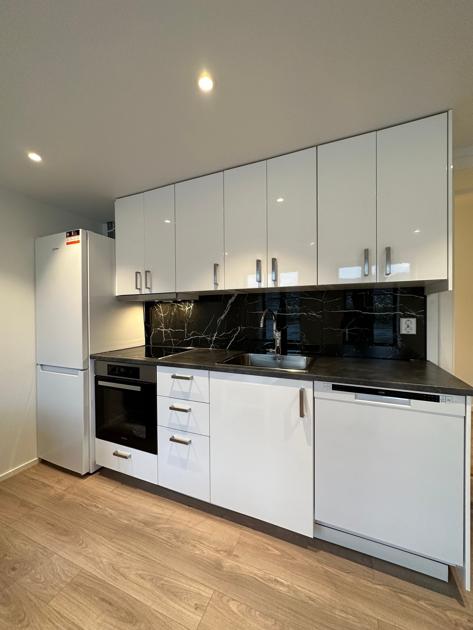 Moderne kjøkken med nyere integrerte hvitevarer Galleribilde