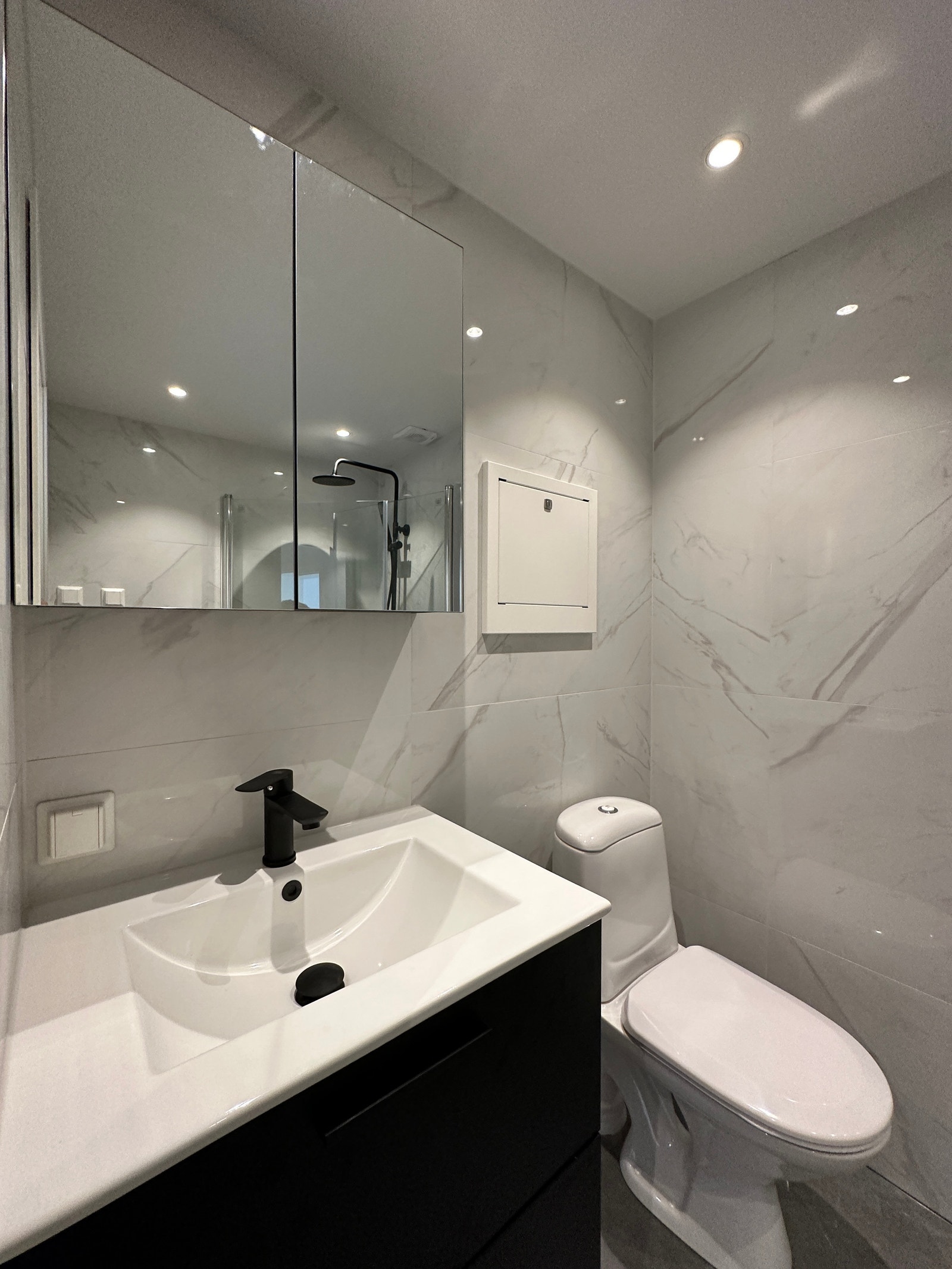 Eksklusivt flislagt bad med varmekabler Galleribilde