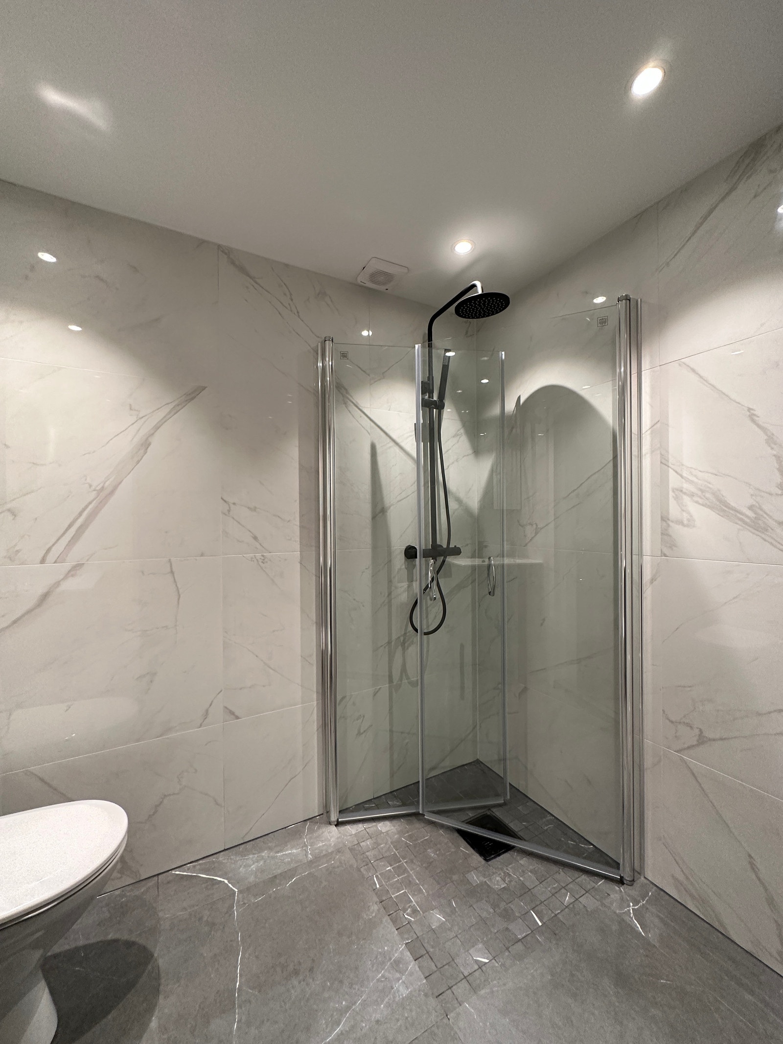 Eksklusivt flislagt bad med varmekabler Galleribilde