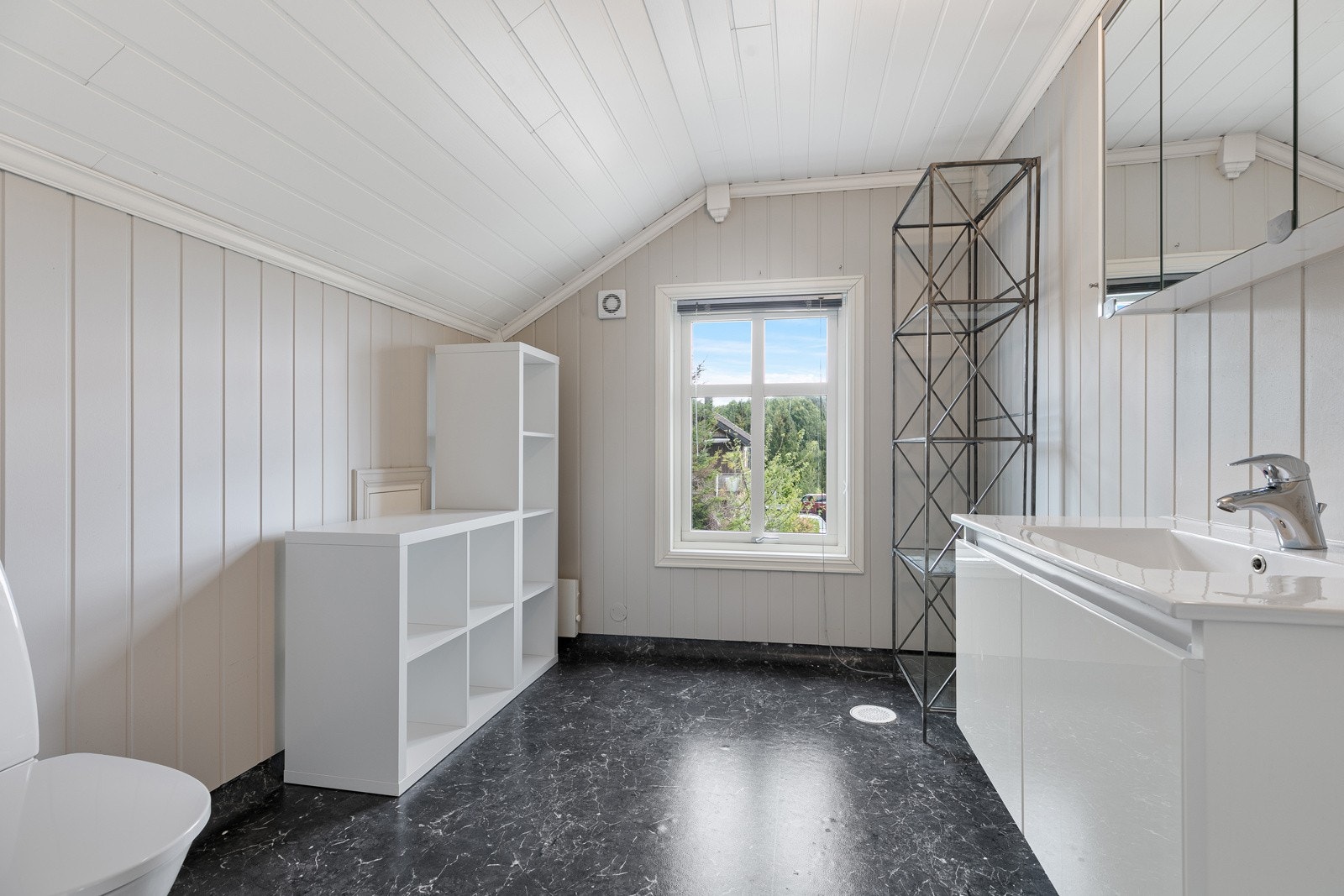 Lyst bad i 2. etasje Galleribilde