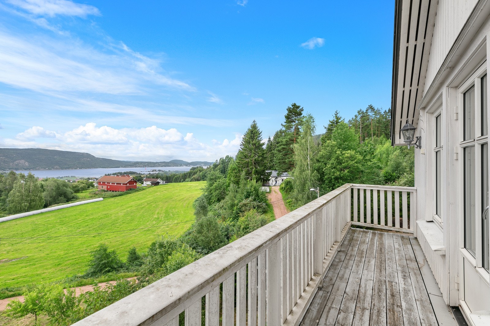 Terrasse i 2. etasje med nydelig utsikt Galleribilde