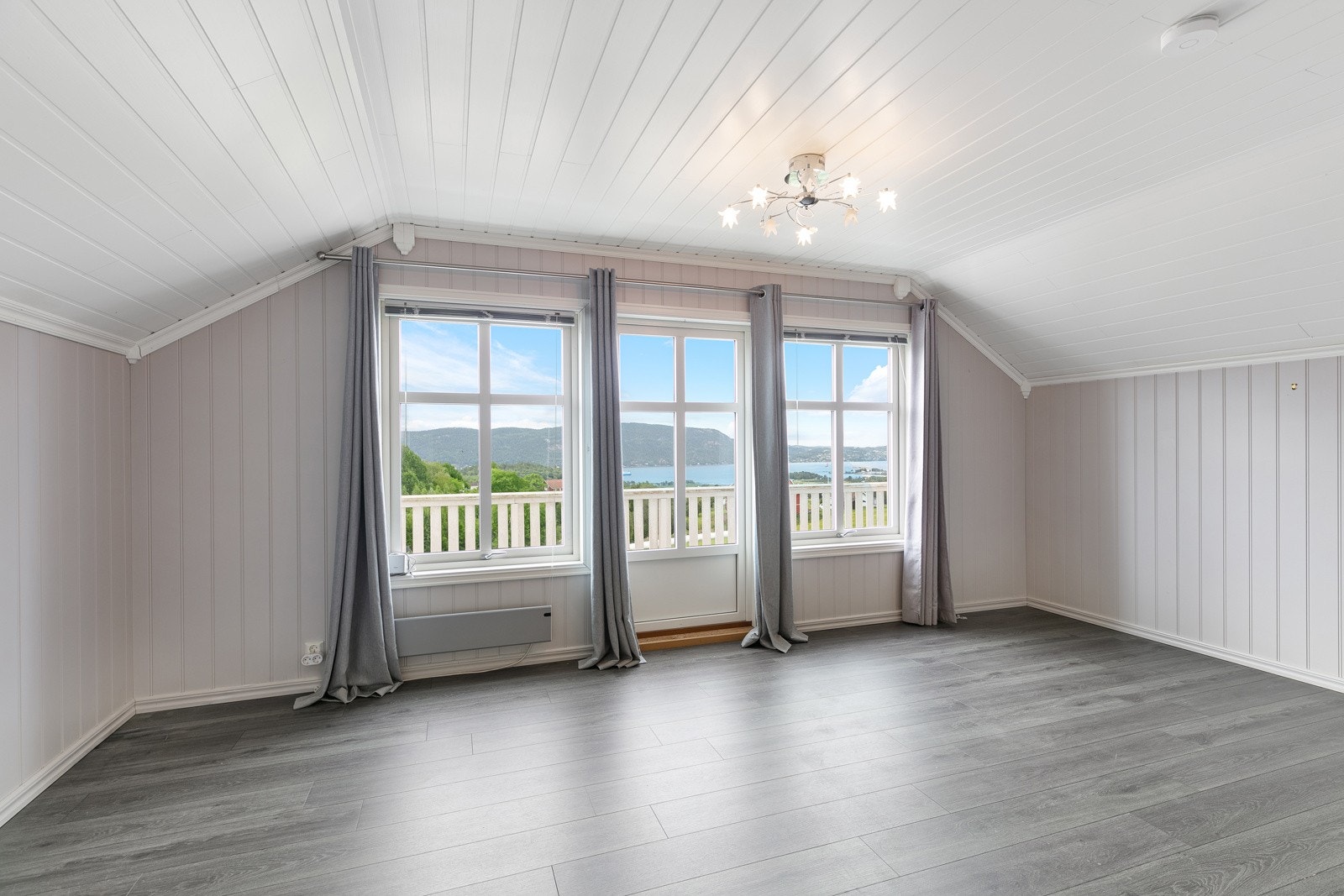 Loftstuen har utgang til terrasse Galleribilde