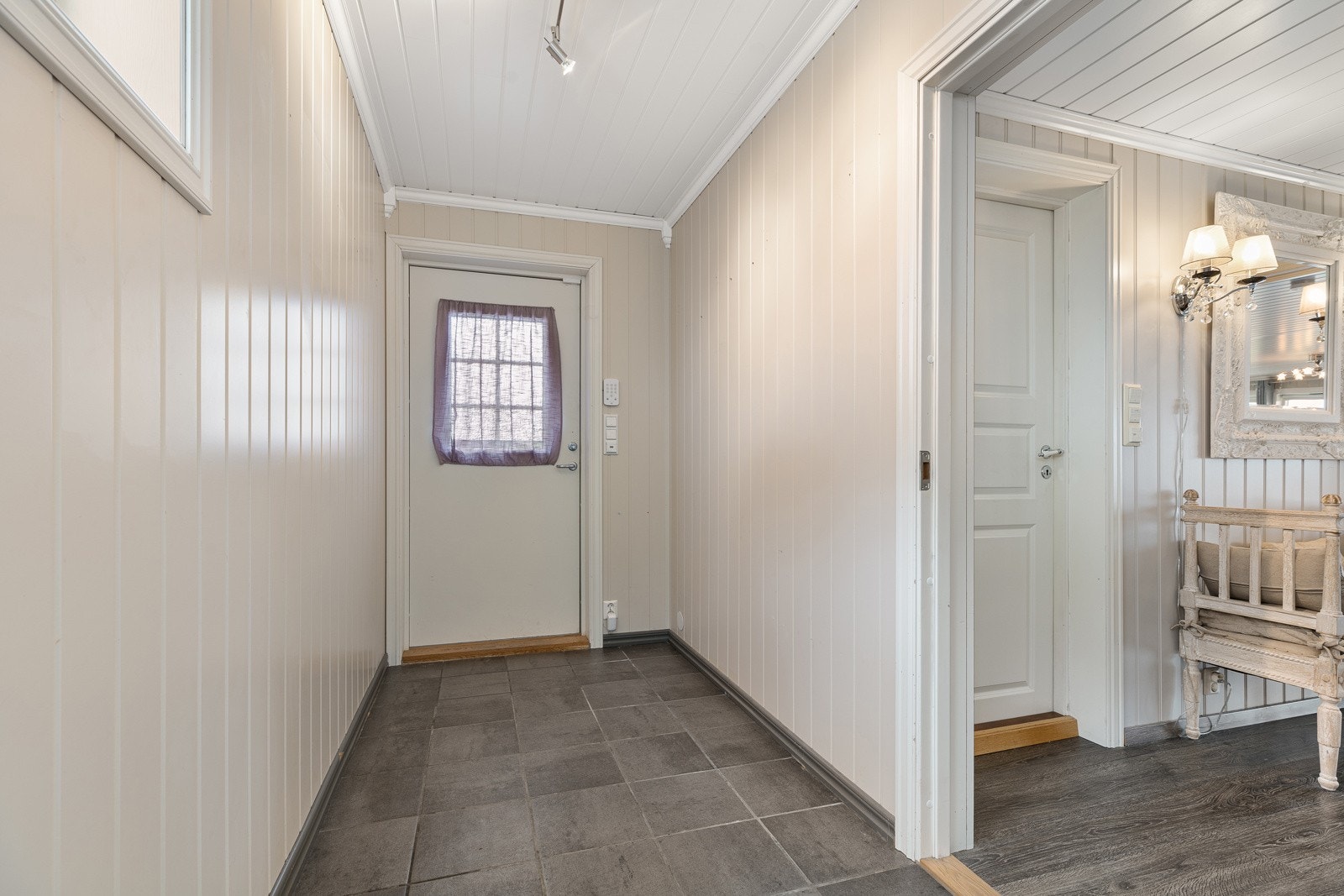 Inngangsparti med flislagt gulv Galleribilde