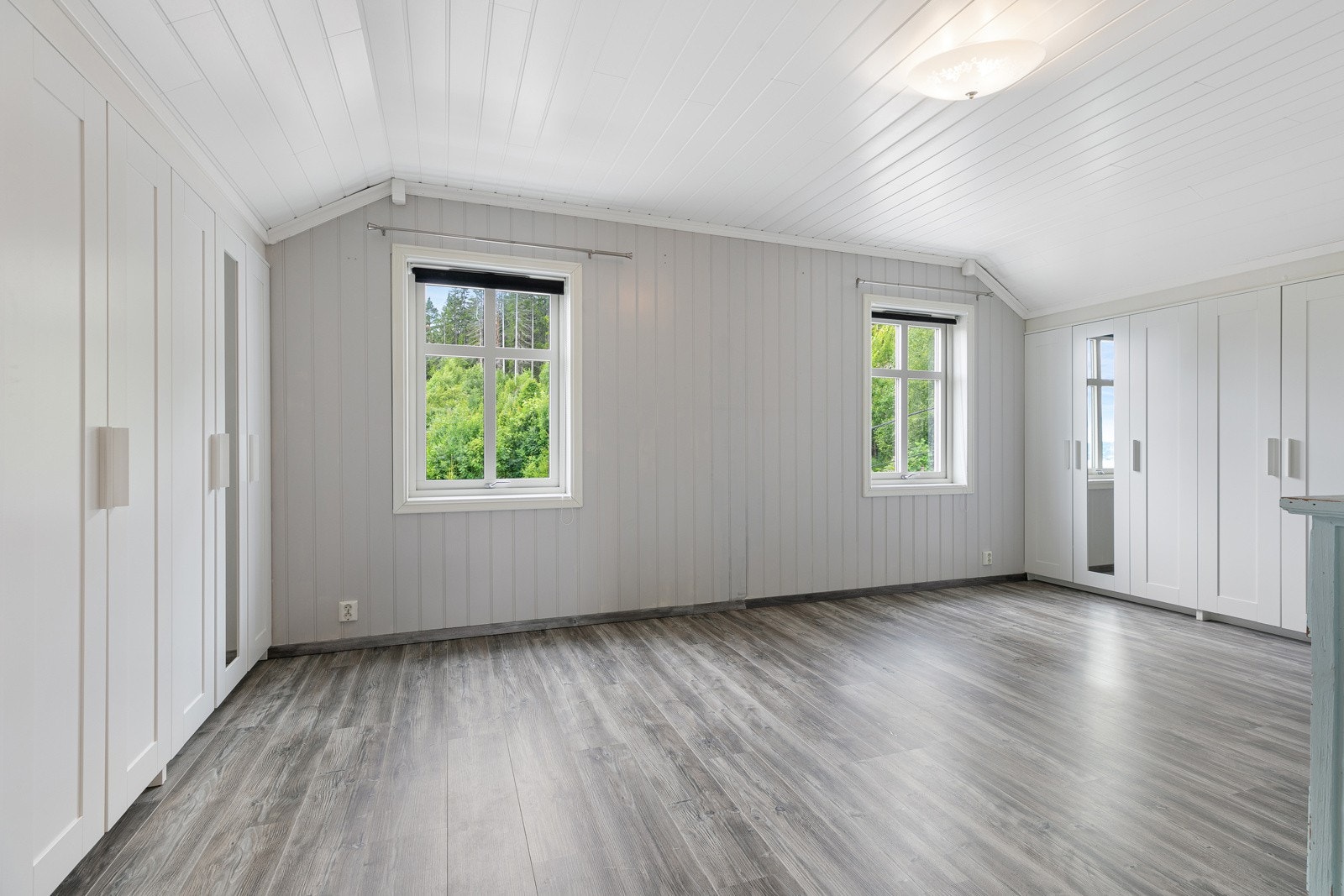 Stort soverom med mye lys Galleribilde