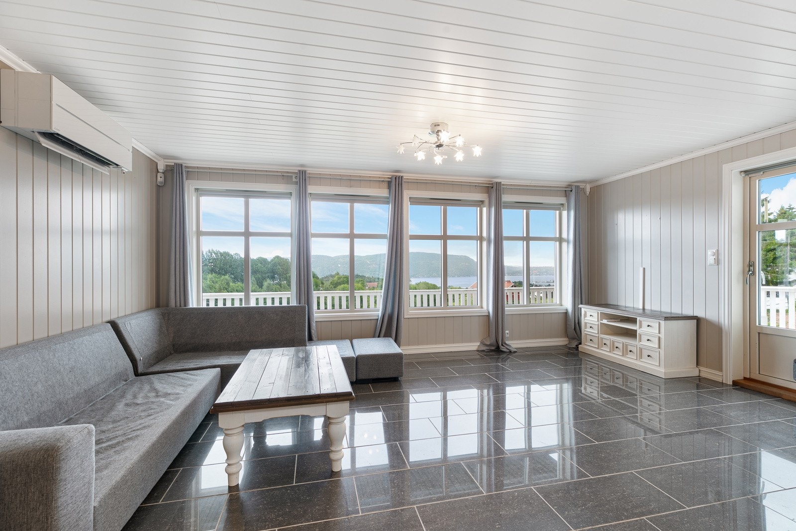 Fra stue er det utgang til terrasse med flott utsikt Galleribilde