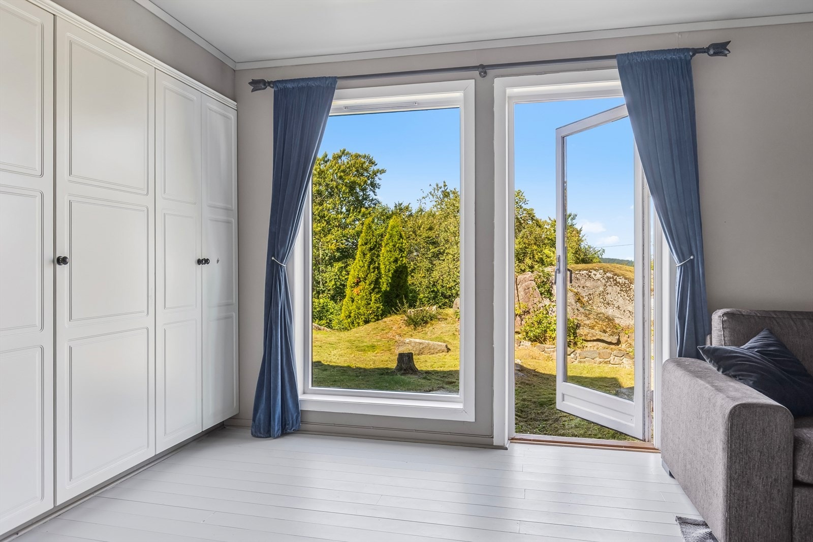 Direkte adkomst til hage, og plassbygde garderobeskap. Galleribilde