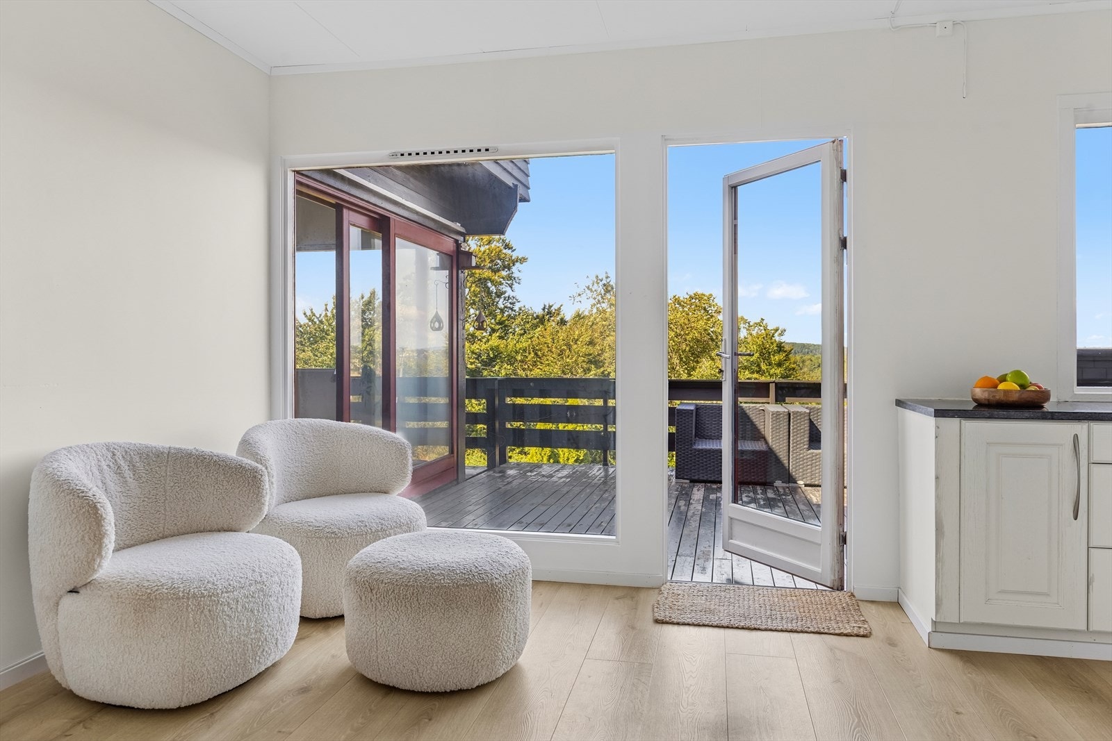 Store vindusflater gir godt med dagslys, ikke minst flott utsikt! Galleribilde