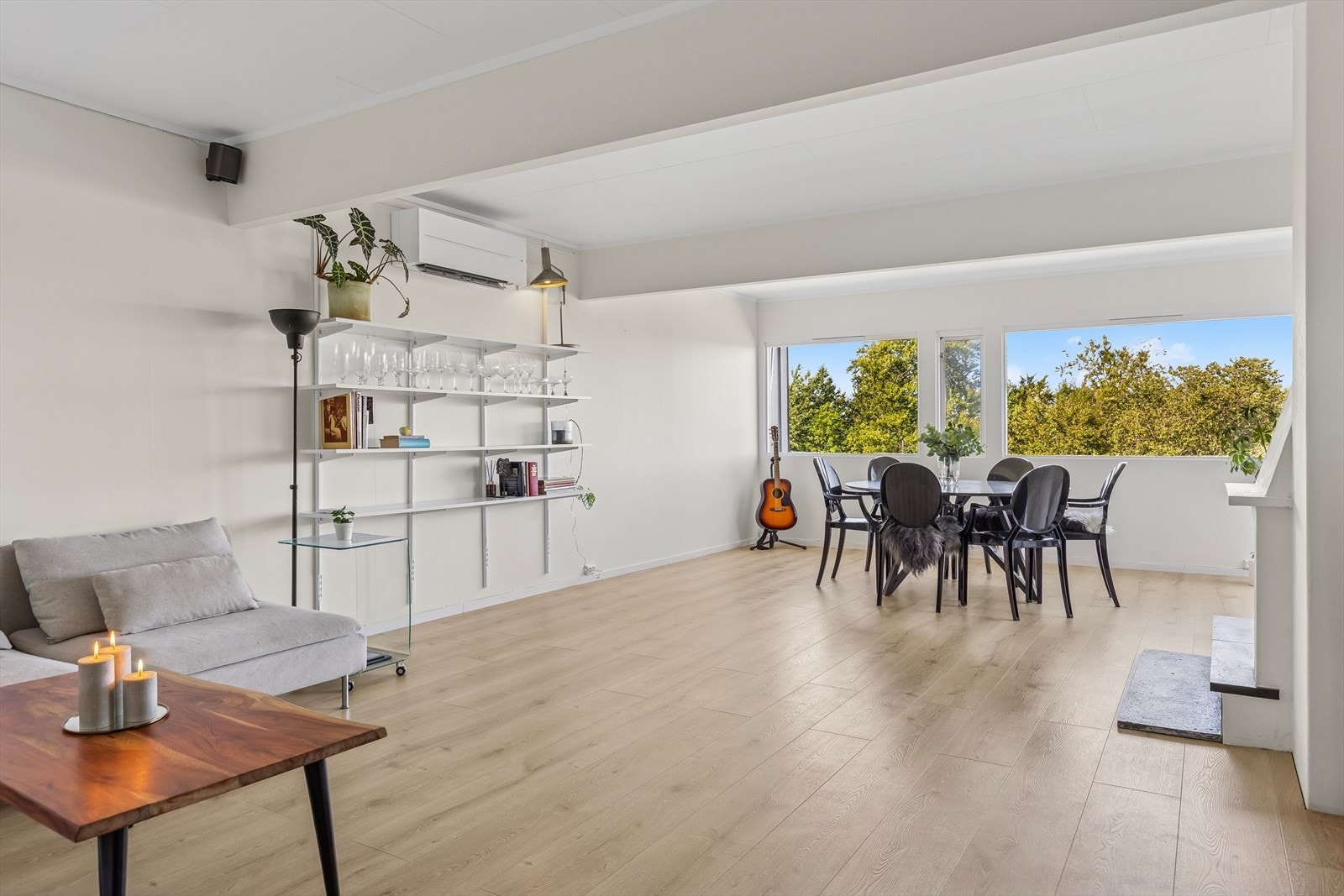 Store oppholdsarealer vegg i vegg med kjøkken. Galleribilde