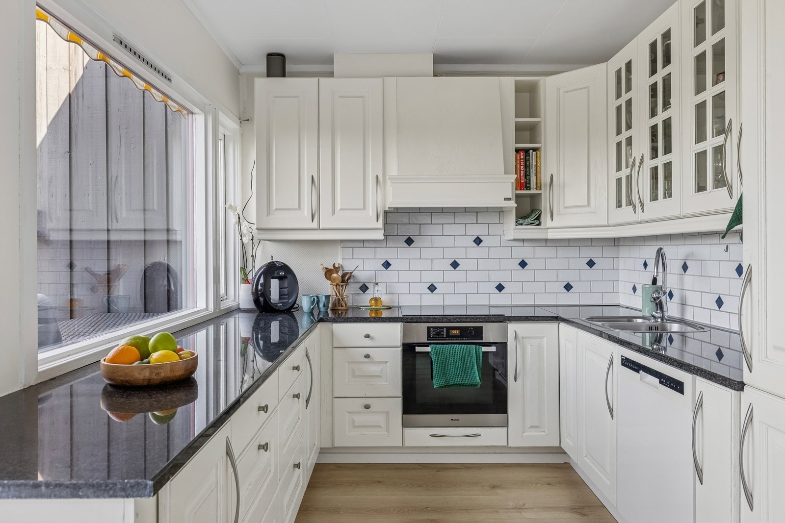 Ny koketopp og oppvaskmaskin, følger med. Galleribilde