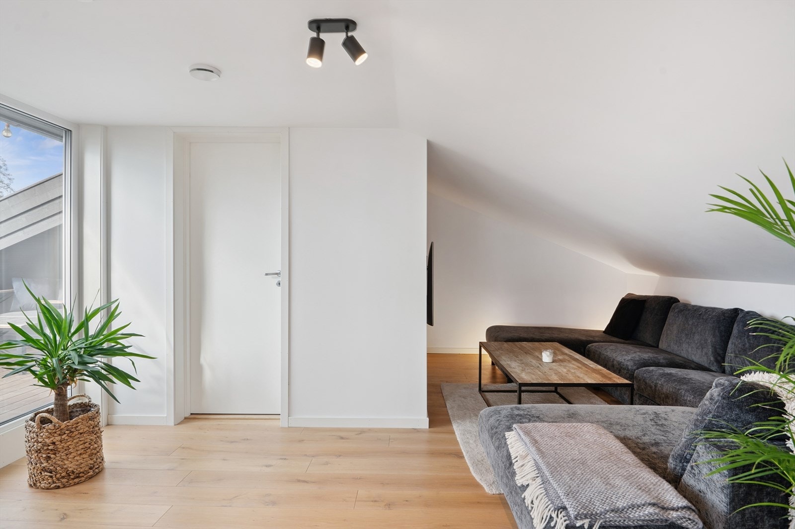 Loftstuen er et fleksibelt rom med parkettgulv og tilgang til takterrassen. Galleribilde