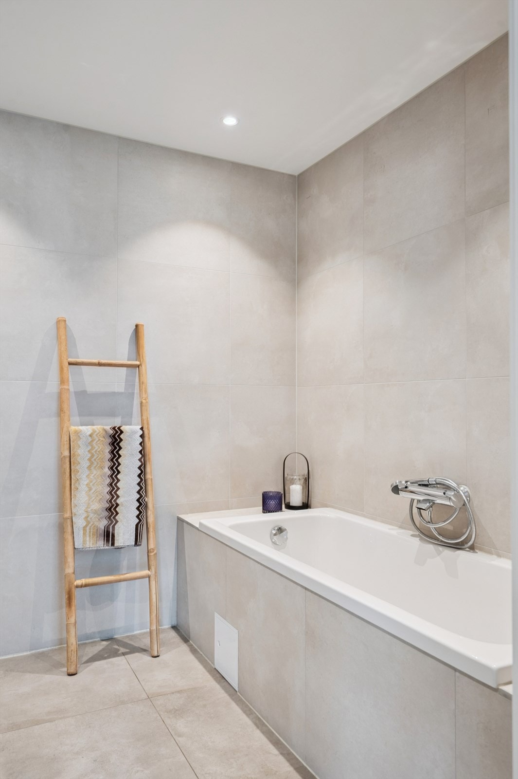 Det andre badet i etasjen er utstyrt med et innebygget badekar. Galleribilde