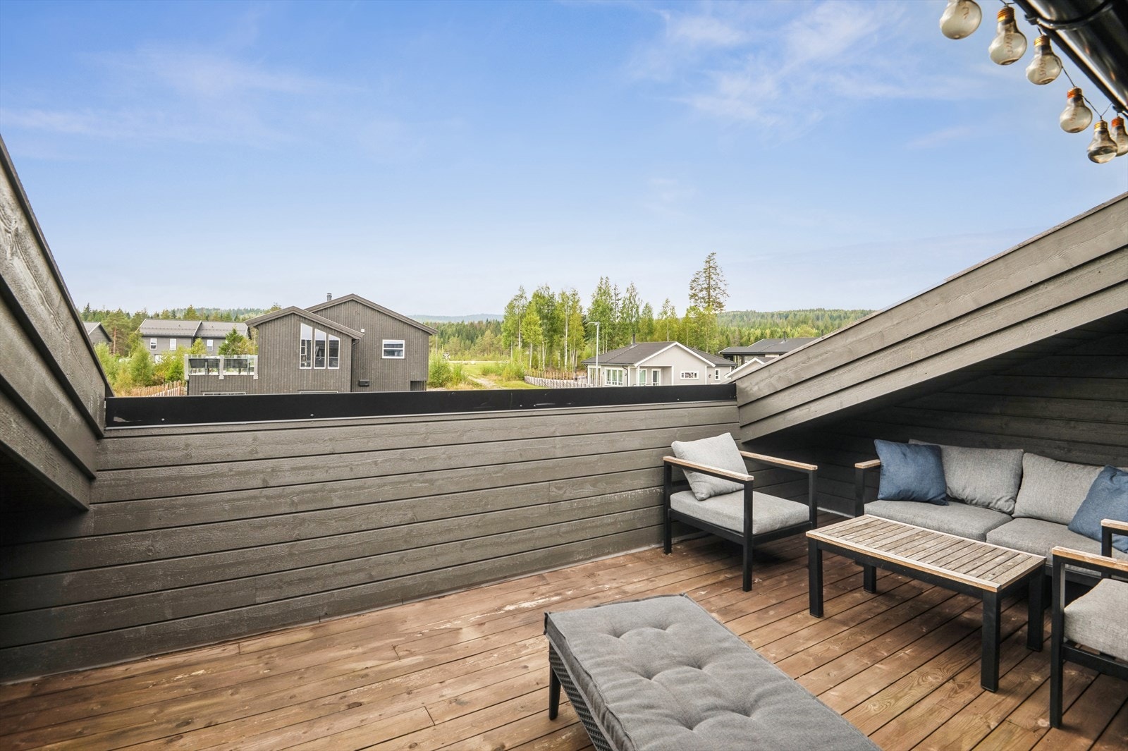 Den vestvendte takterrassen på 16 m² er en usjenert uteplass med god plass til en sittegruppe. Galleribilde