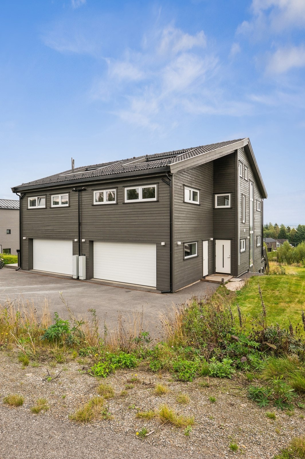 Boligen har en tilliggende dobbelgarasje på 29 m² samt biloppstillingsplasser på tomten. Galleribilde