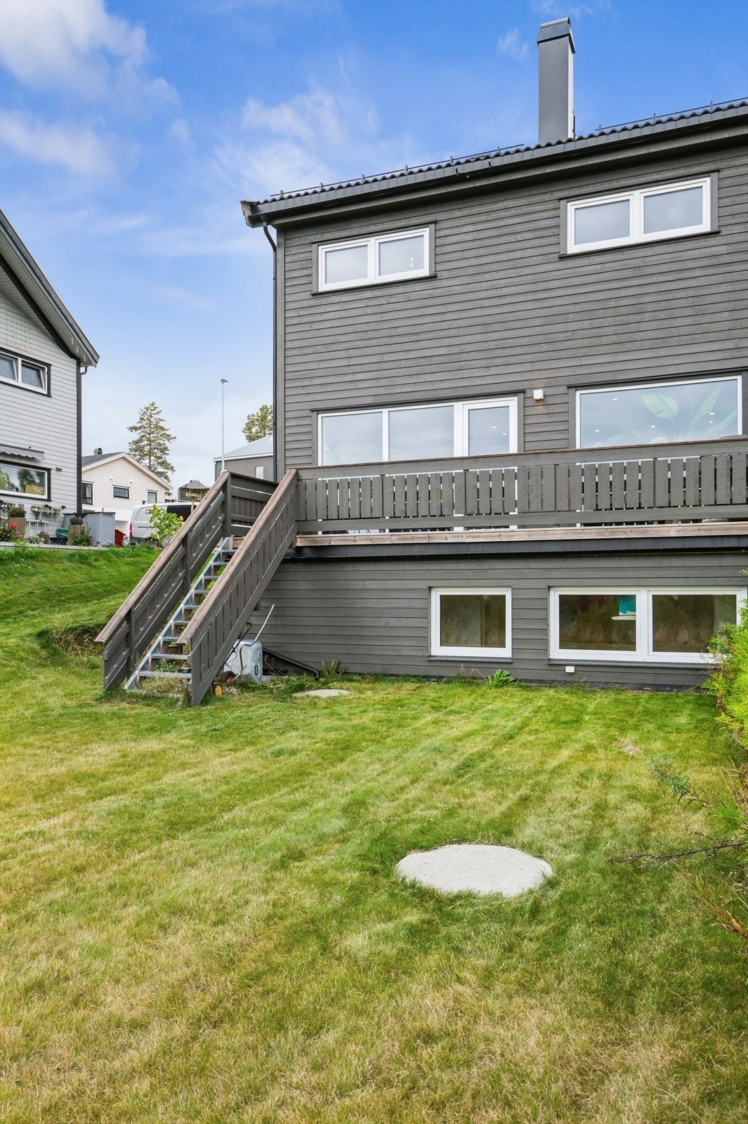 Hagen er pent opparbeidet med plen og har direkte tilknytning til terrassen. Galleribilde