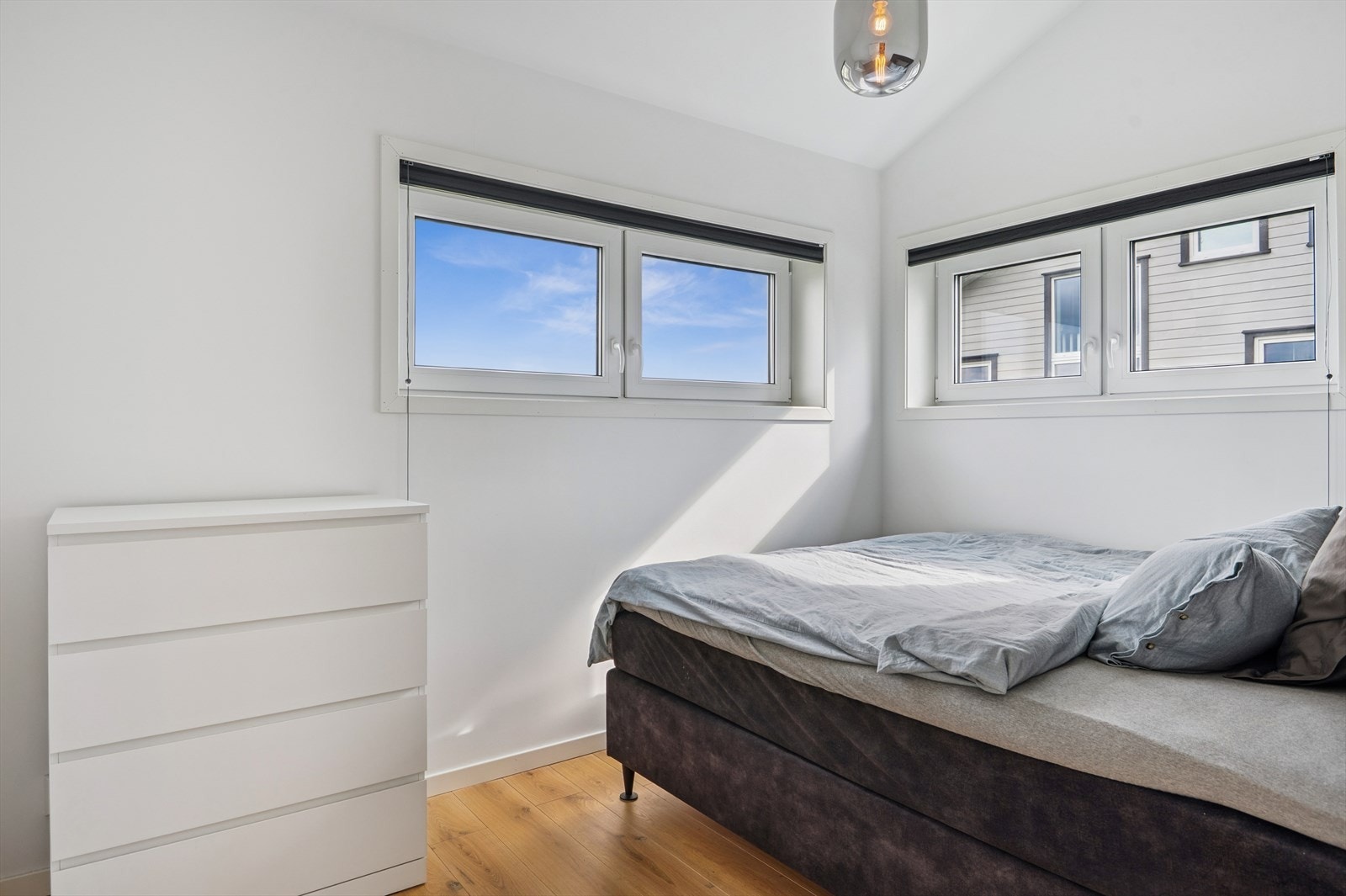 Et av etasjens tre soverom, alle med parkett på gulv og malte flater. Galleribilde