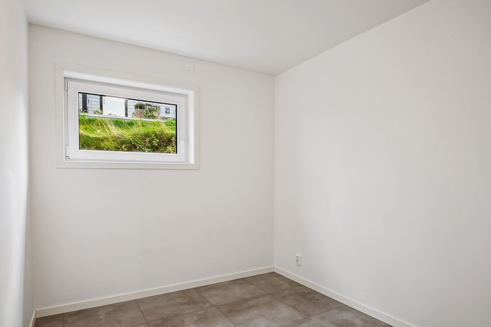 Soverommet i hybelen er separat og har plass til seng og oppbevaring. Galleribilde