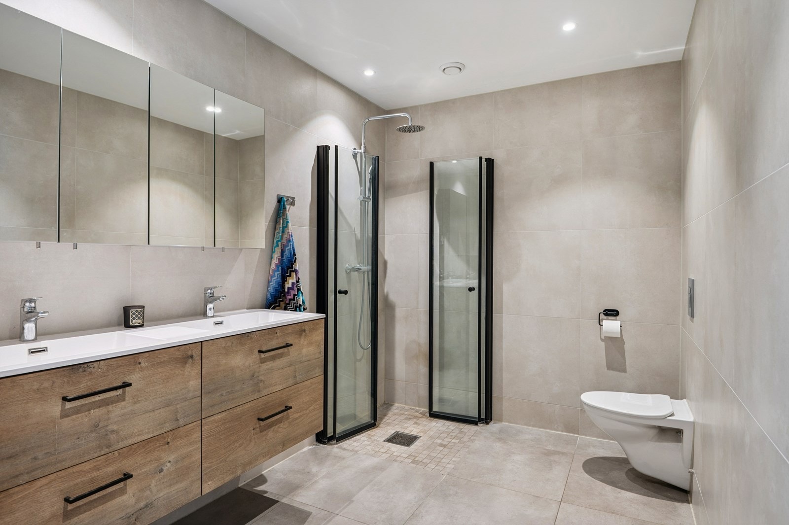 Hovedbadet har vegghengt servantskap med to servanter, dusjhjørne med innfellbare dører og vegghengt toalett. Galleribilde