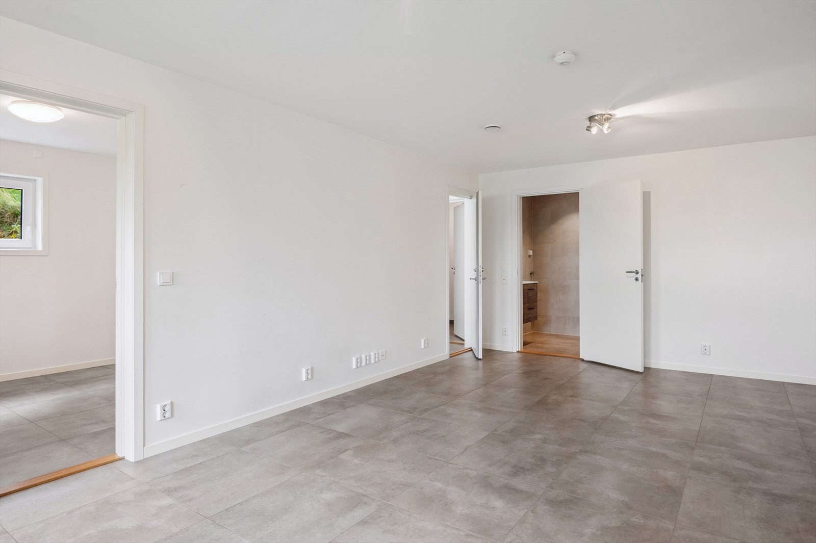 Stuen i hybelen har god plass til både sittegruppe og spisebord. Galleribilde