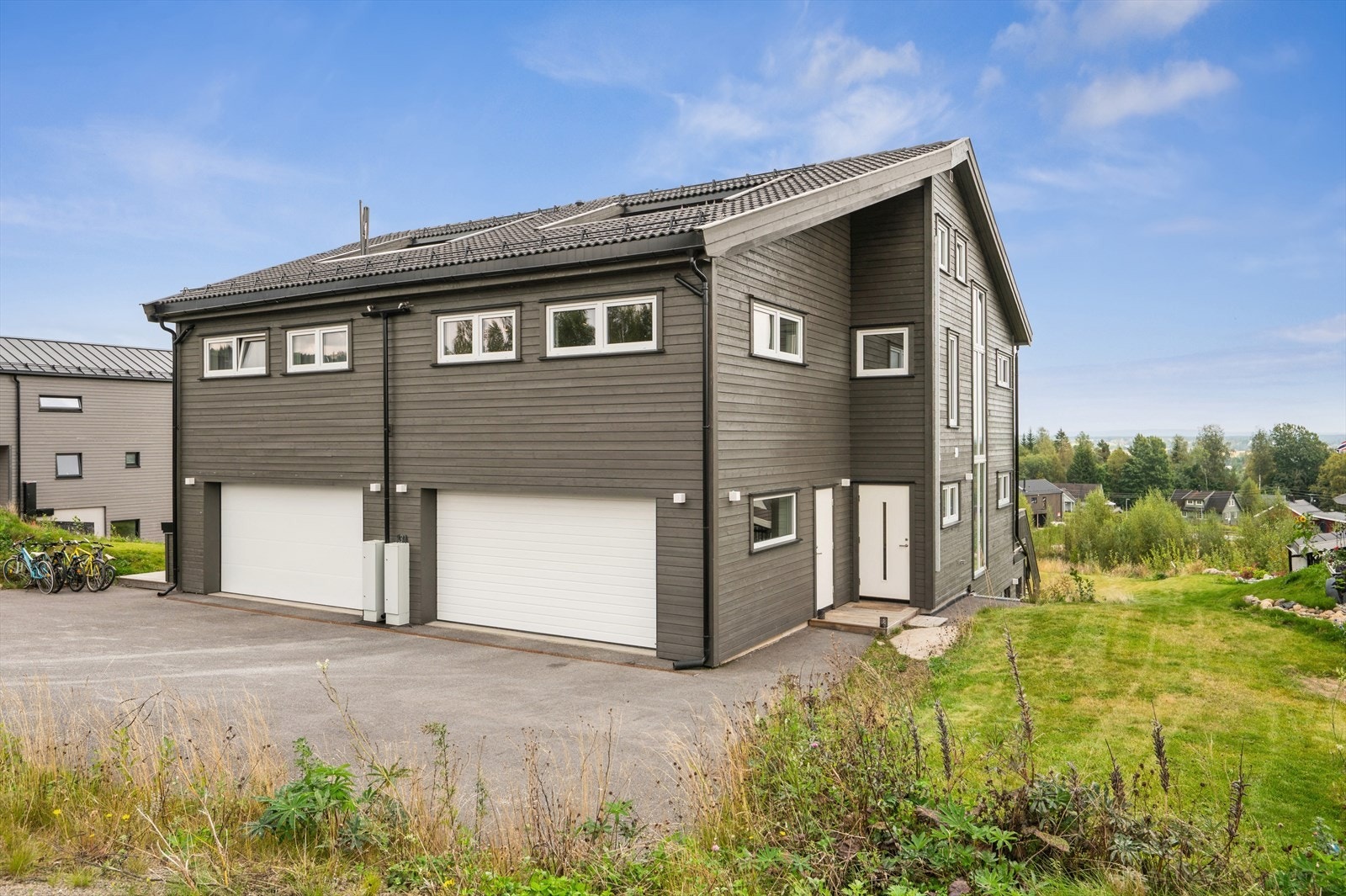 Fåmyrsrøet 13A ligger i Åsgreina, et rolig og naturnært område i Nannestad kommune Galleribilde