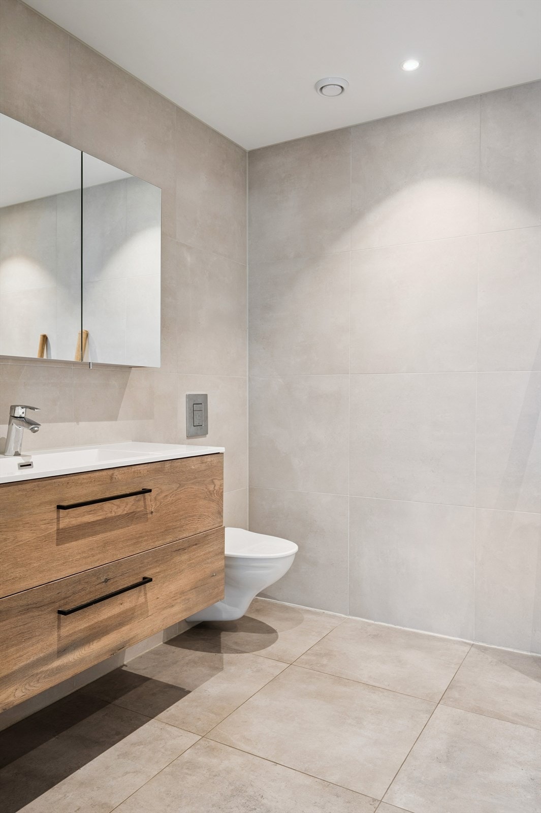 Begge badene i etasjen har flislagt gulv med gulvvarme og moderne innredning. Galleribilde