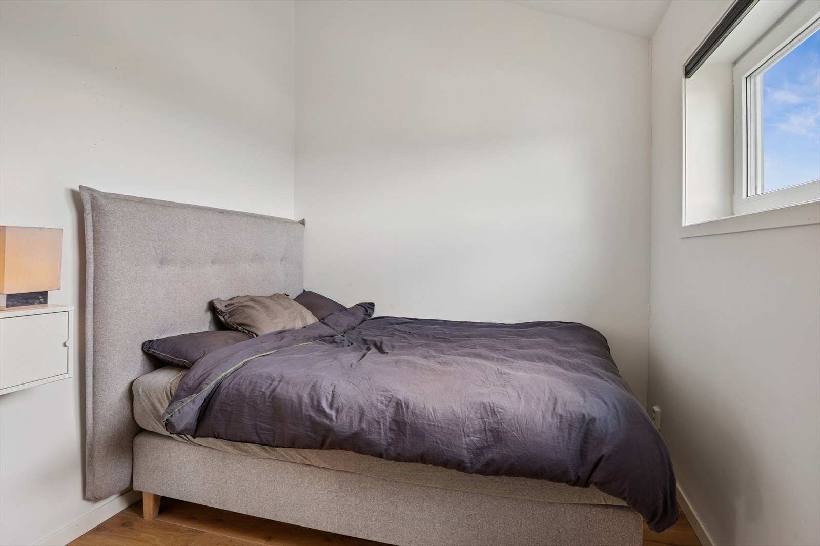 Soverommene er av god størrelse og har en nøytral fargepalett. Galleribilde