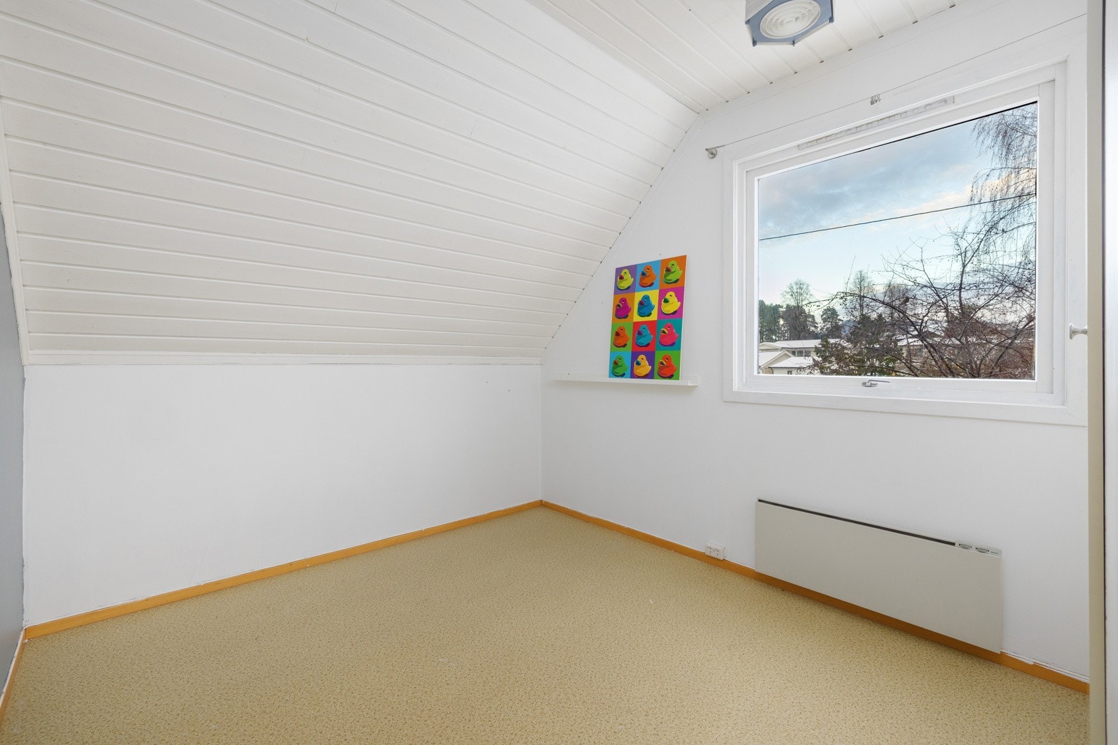 Lyst soverom med vindu som gir godt dagslys. Galleribilde