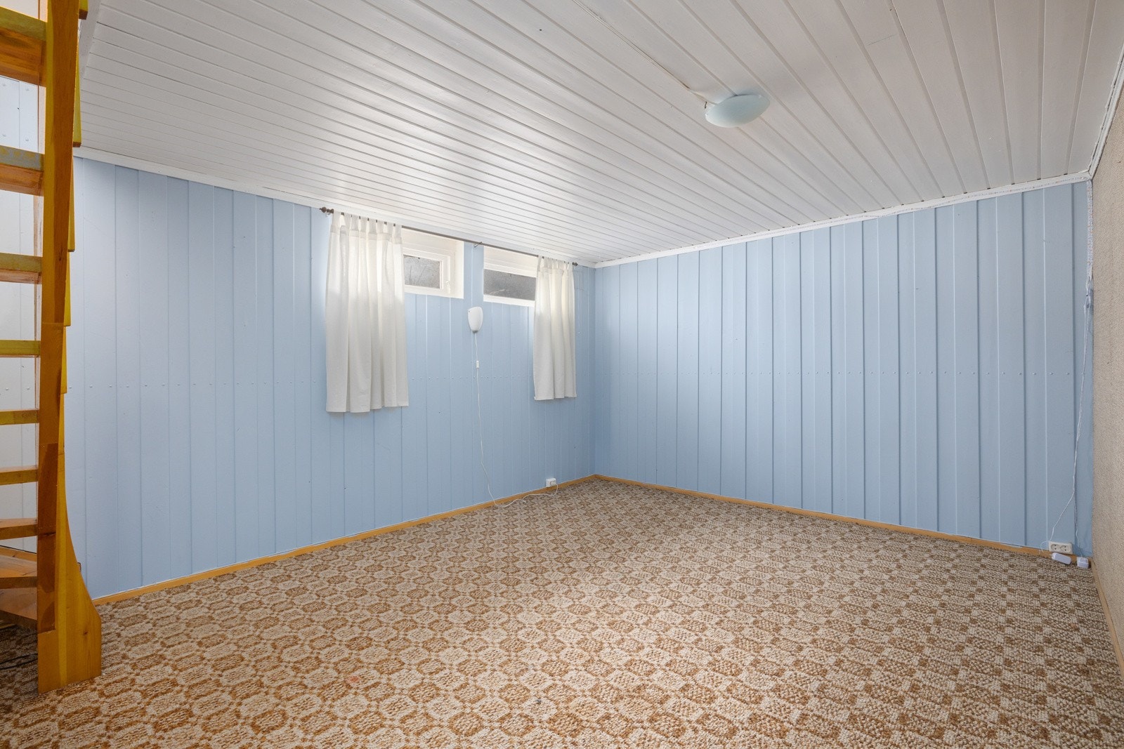 Stort og anvendelig rom i underetasje med vinduer, godt lys og mange bruksmuligheter. Galleribilde