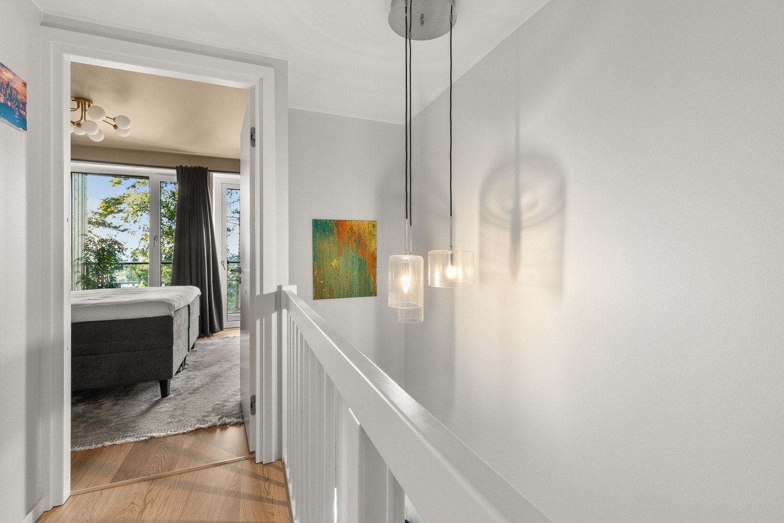 Boligen har tre soverom samlet i 2. etasje, noe som gir en praktisk og familievennlig planløsning. Galleribilde