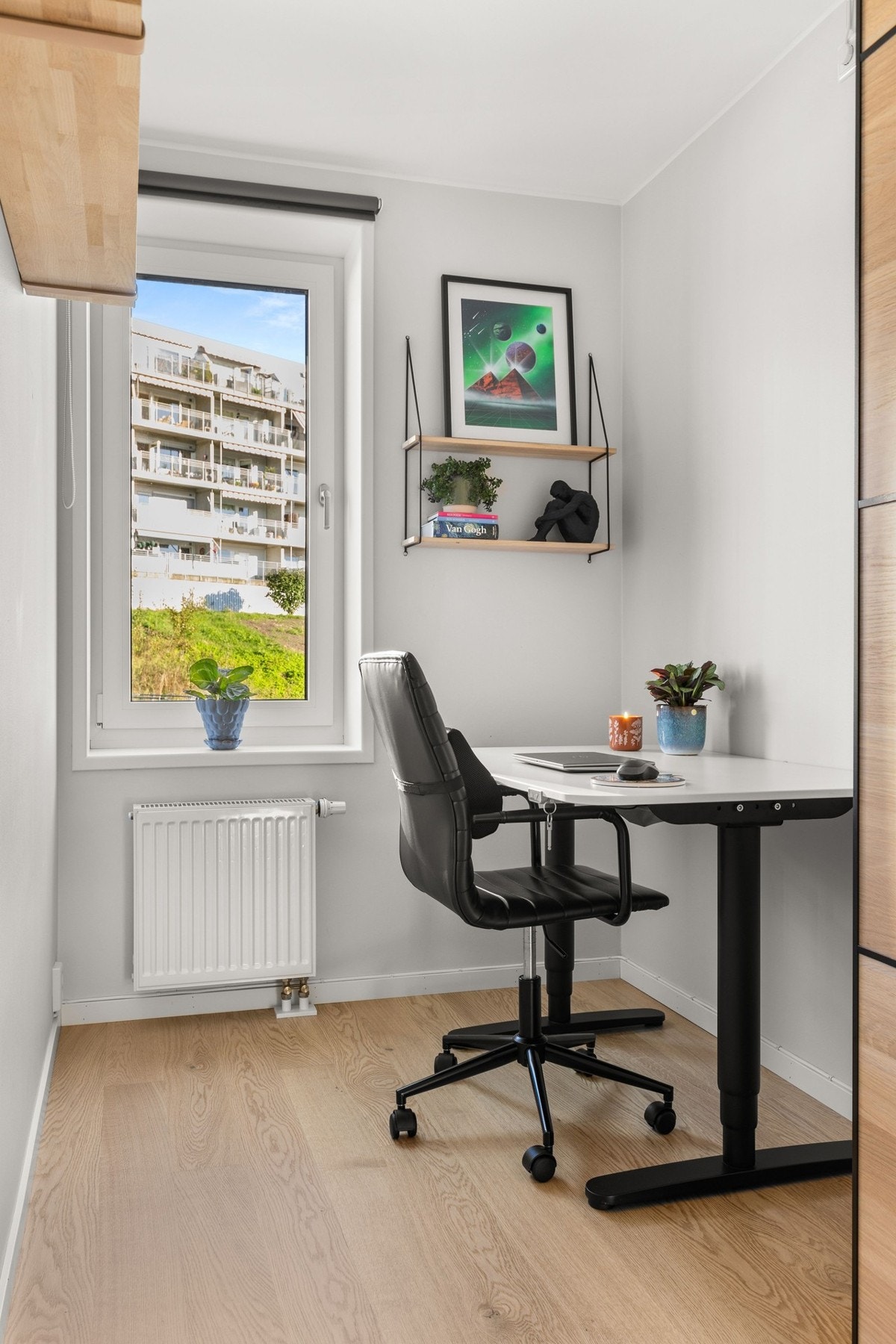 Det ene soverommet blir i dag benyttet som kontor. Galleribilde