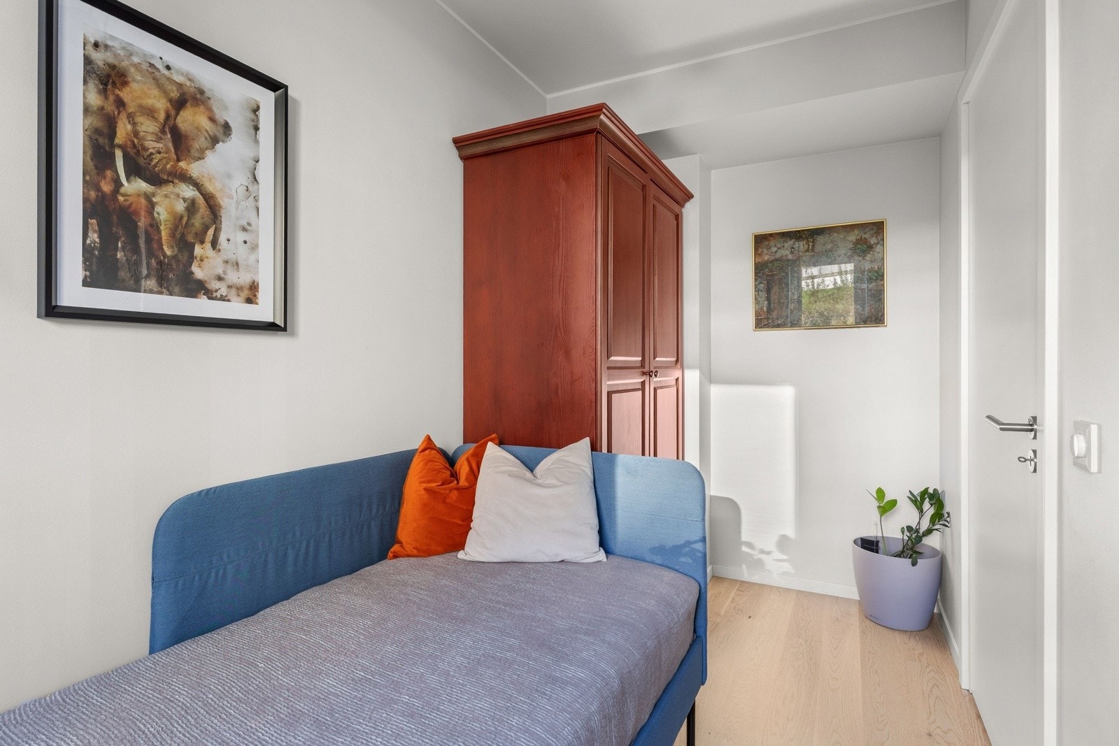 Det egner seg godt som soverom, gjesterom eller hjemmekontor, og har en praktisk plassering på hovedplan som gir fleksibel bruk i hverdagen. Galleribilde