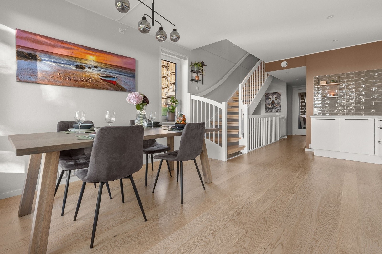 Romløsningen skaper en naturlig sammenheng mellom kjøkken og spiseplass, og gjør dette til et trivelig samlingspunkt i boligen. Galleribilde