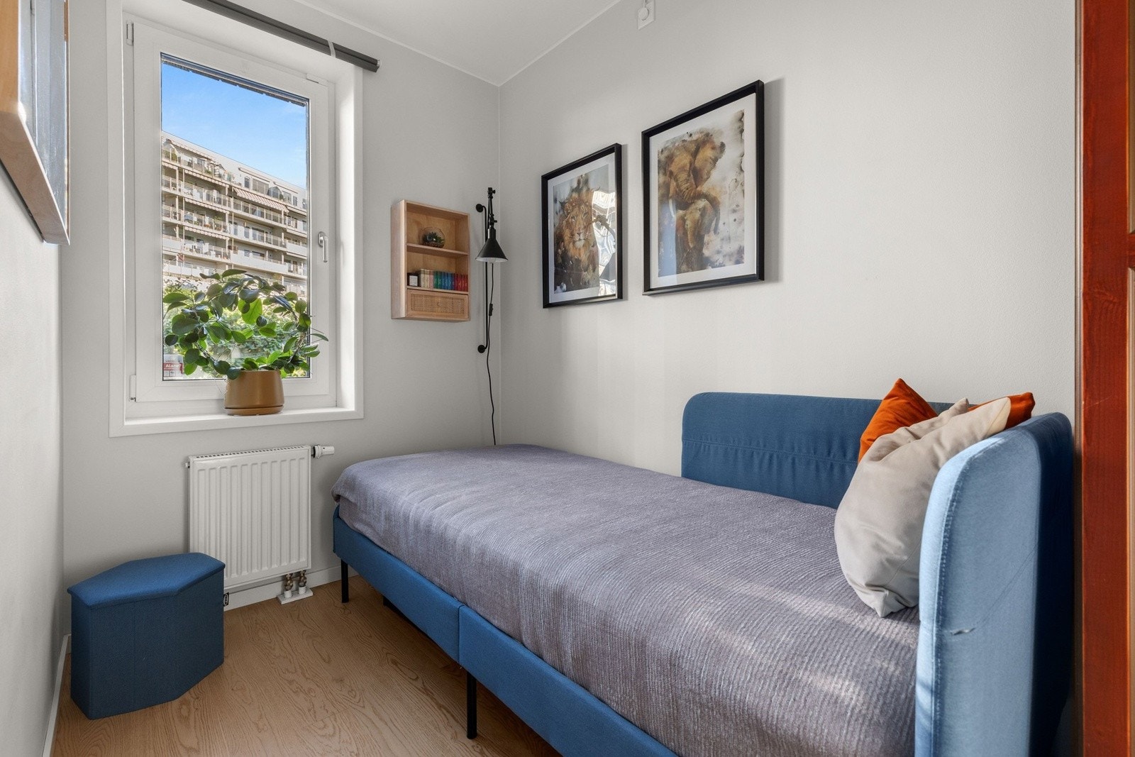 Soverommet i 1. etasje fremstår som et lyst og trivelig rom med vindu som gir godt dagslys. Galleribilde