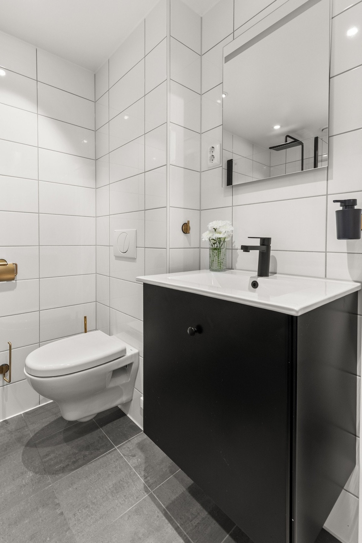 Rommet er innredet med dusj med dører, servant og klosett, og har mekanisk ventilasjon. Galleribilde