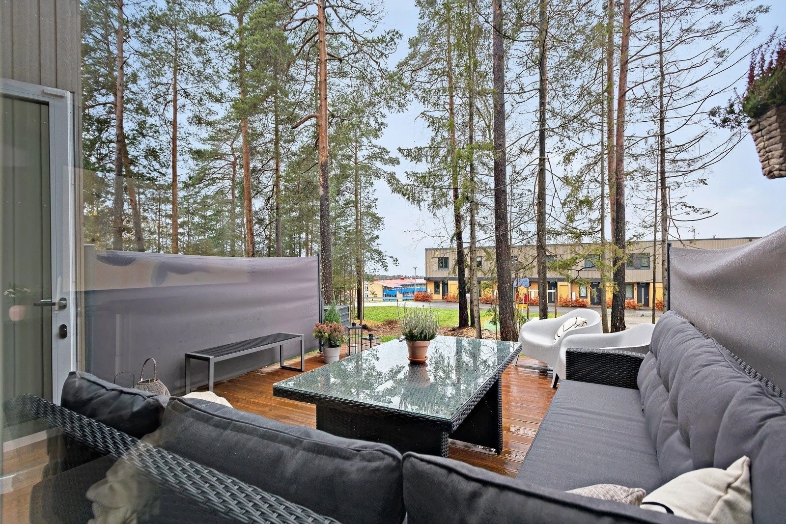 Fra stuen er det utgang til terrasse på ca. 19 m², noe som skaper en fin forbindelse mellom inne- og uteareal. Galleribilde