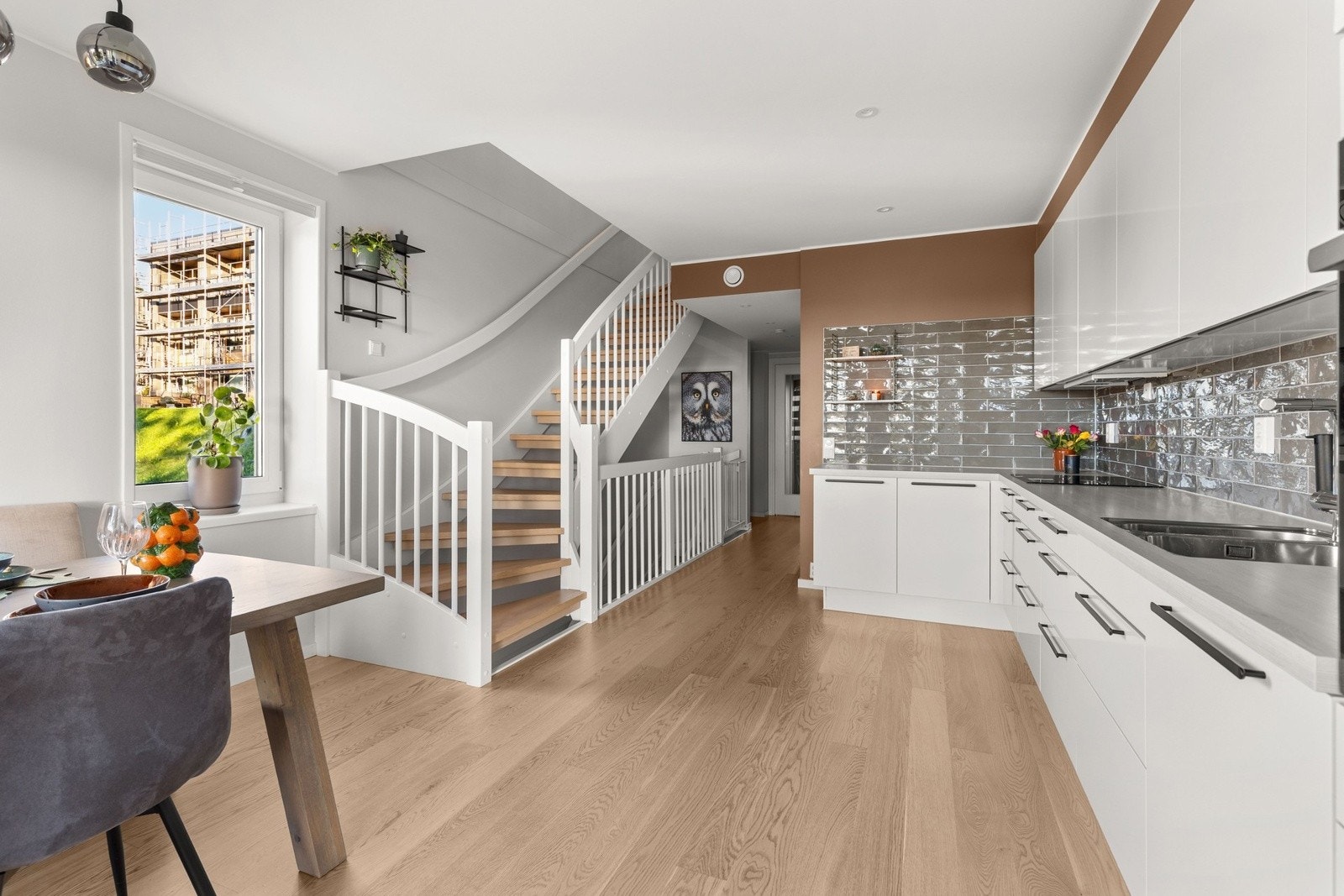 Kjøkkenet er etablert i 1. etasje og er utført med kjøkkeninnredning fra byggeåret (2020). Galleribilde