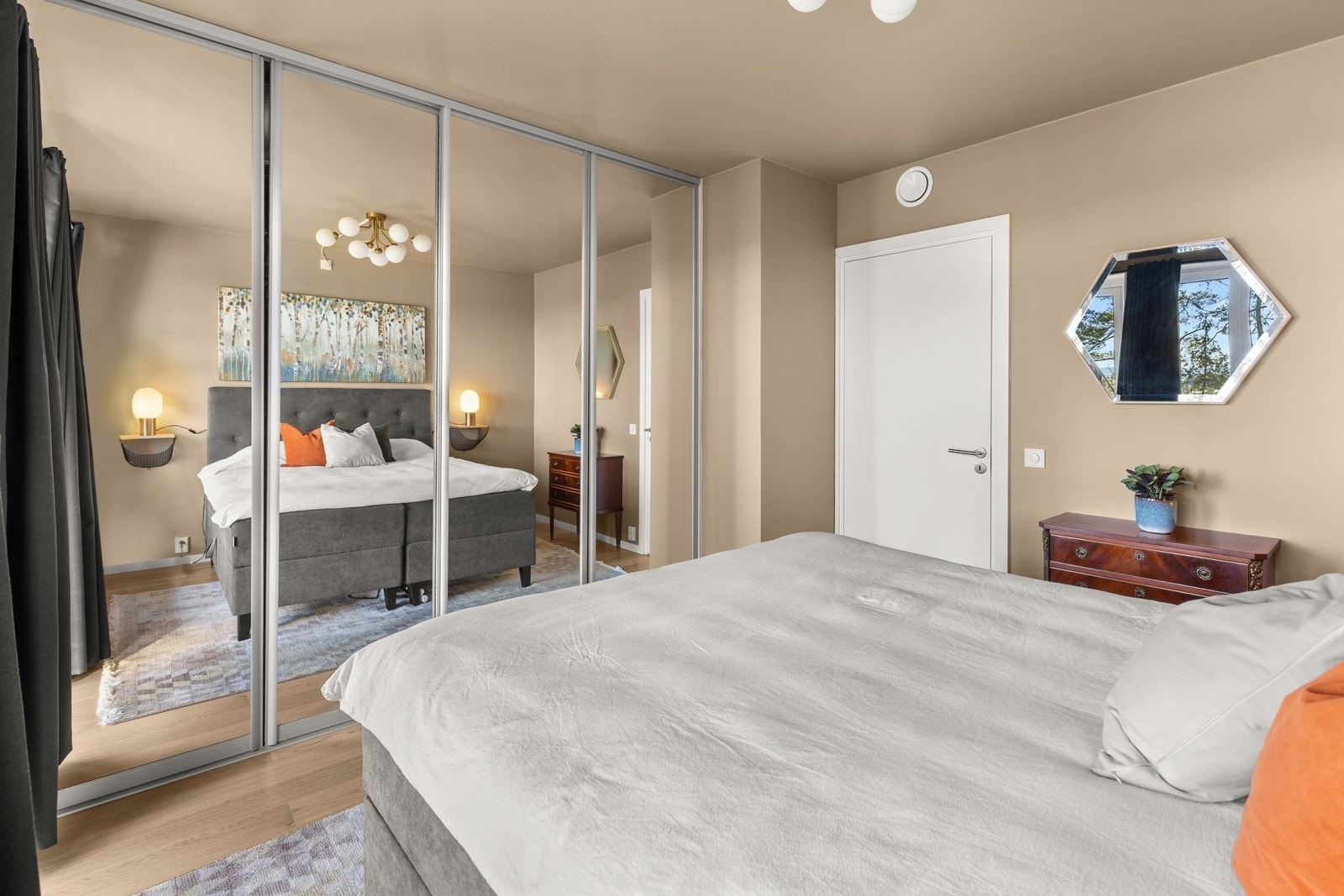 Rommet har god oppbevaringsplass i en praktisk skyvedørsgarderobe. Galleribilde