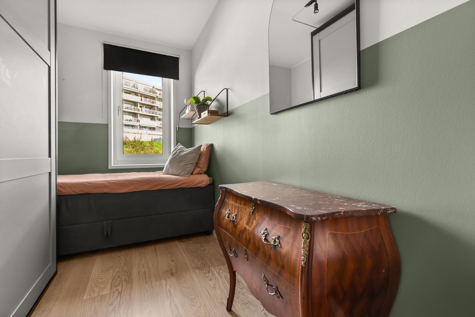 Rommet har lune farger som skaper en behagelig atmosfære. Galleribilde