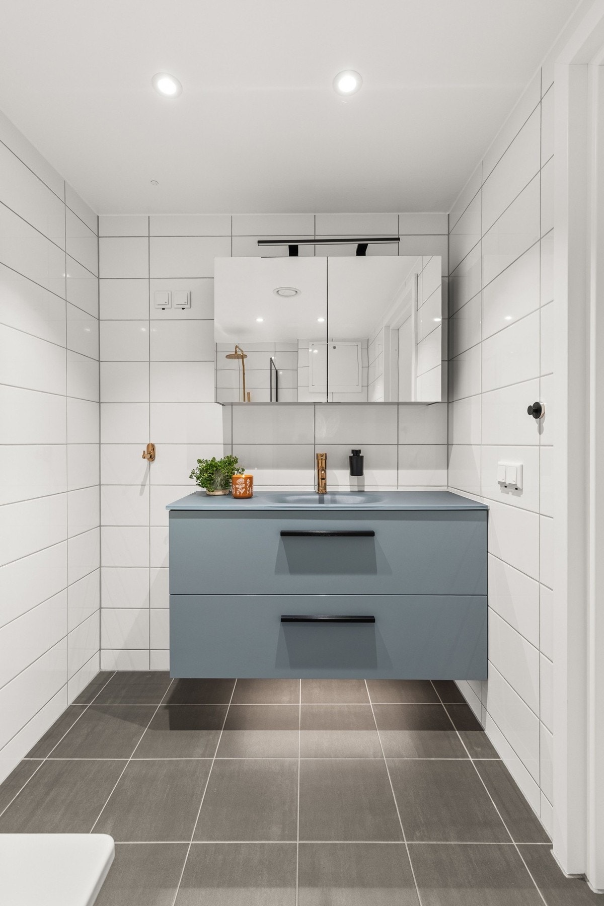 Badet er fra byggeåret (2020) og er utført som prefabrikkert våtromskabin. Galleribilde