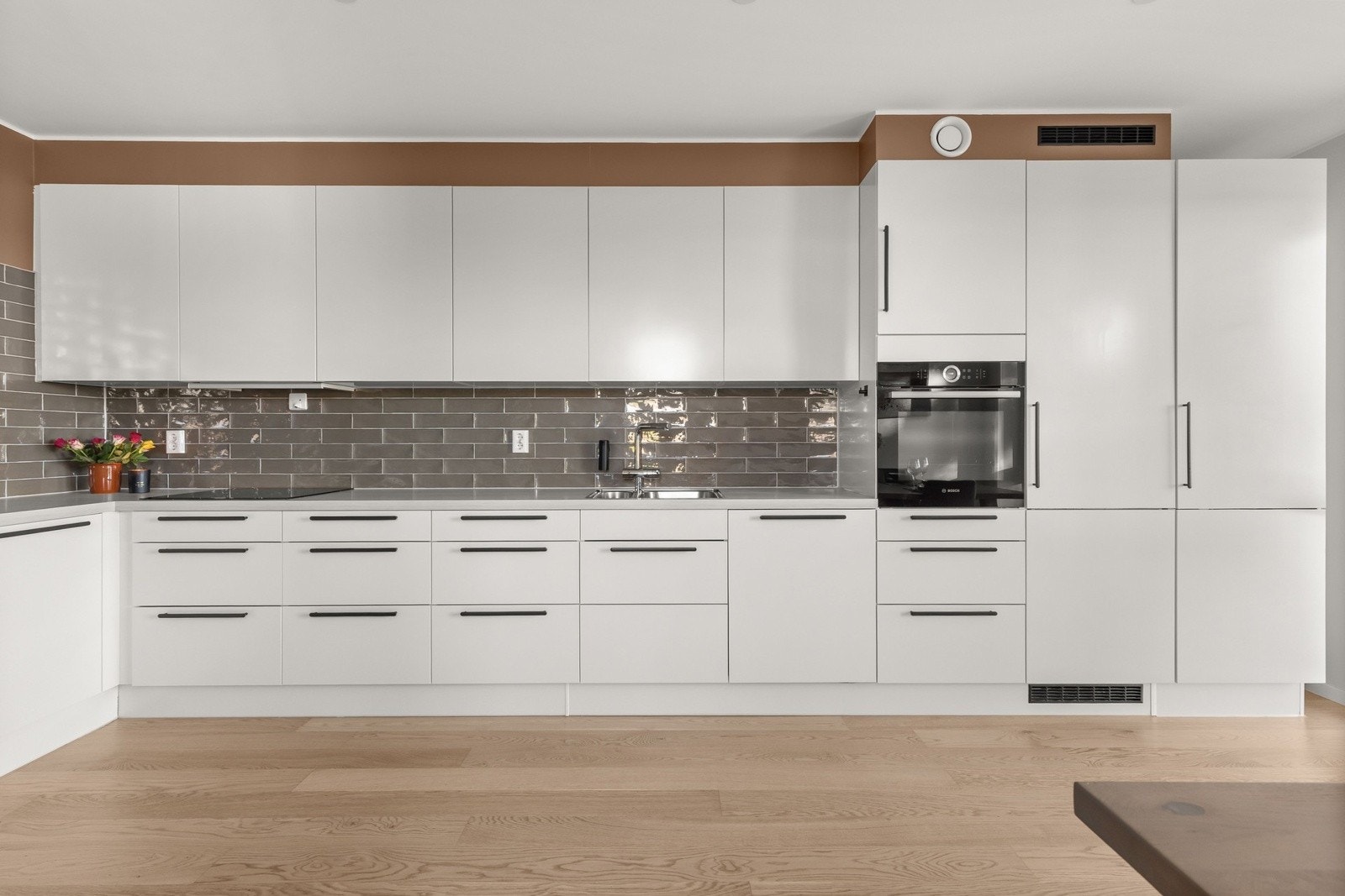 Innredningen har glatte fronter og laminat benkeplate, og er levert av HTH. Galleribilde