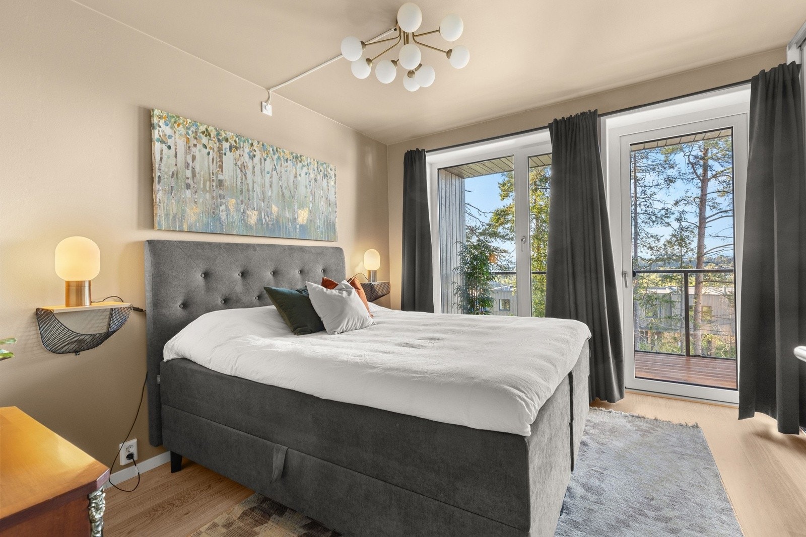 Soverommene fremstår som lyse og trivelige, med gode vindusflater som slipper inn rikelig med dagslys. Galleribilde