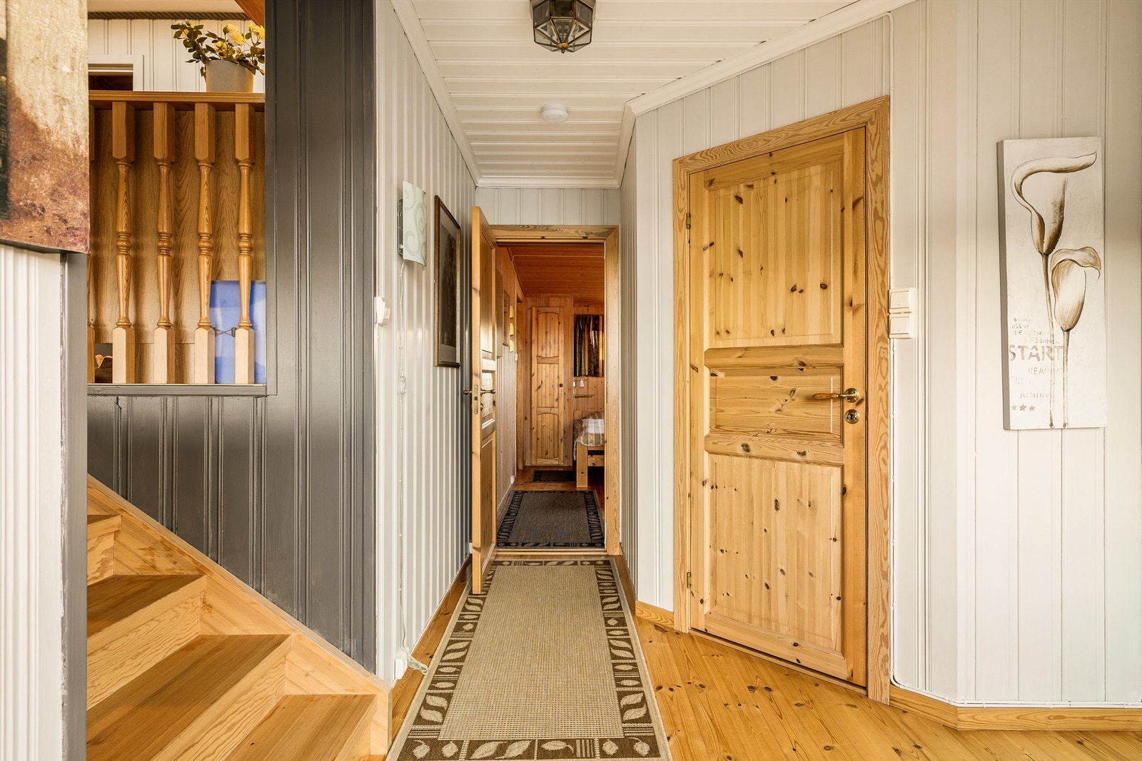 Praktisk planløsning med soverom og bad på et nivå lavere enn den sosiale sonen i hytta. Galleribilde