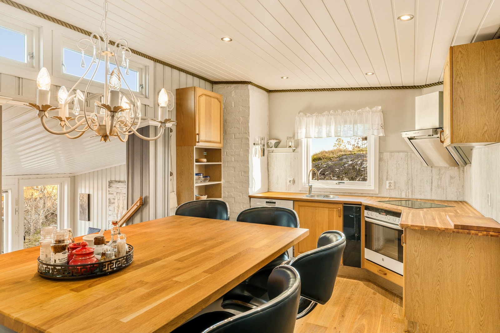 Kjøkkeninnredningen i tre gir en varm og tradisjonell hyttefølelse. Galleribilde