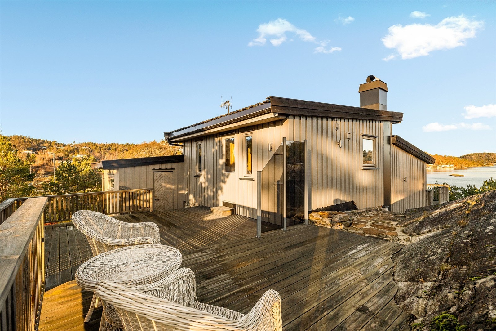 Terrasser på begge sider av hytta slik at du kan flytte rundt ettersom du ønsker sol eller skygge. Galleribilde