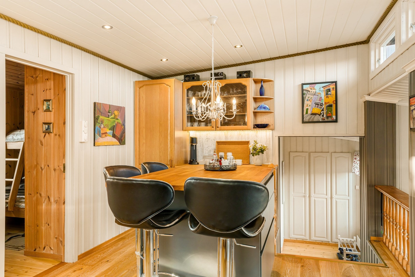 Små vinduer over kjøkkenbenken gir ekstra lys og utsyn under matlagingen. Galleribilde