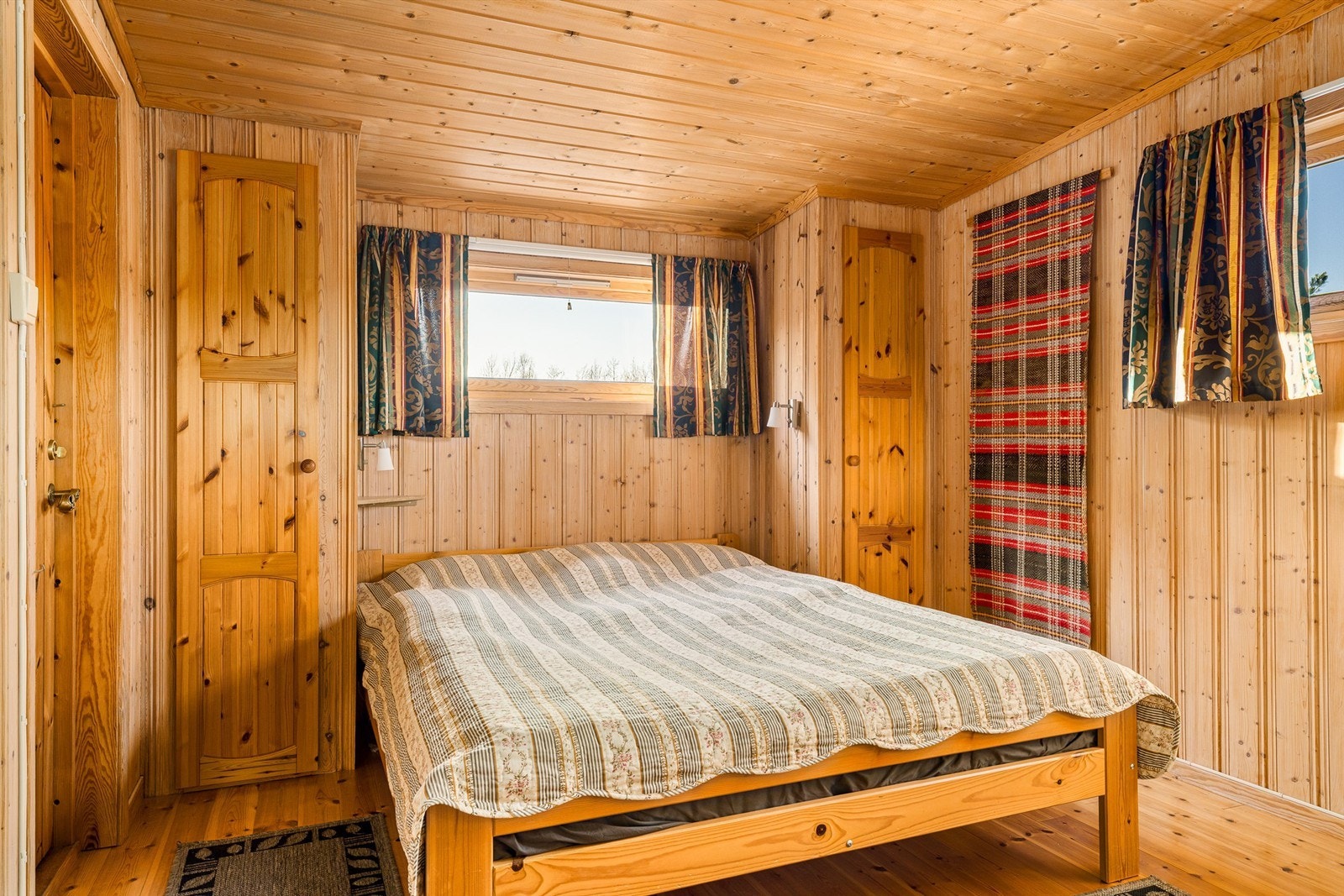 Hovedsoverommet har plass til dobbeltseng med innebygde garderobeskap på hver side. Galleribilde