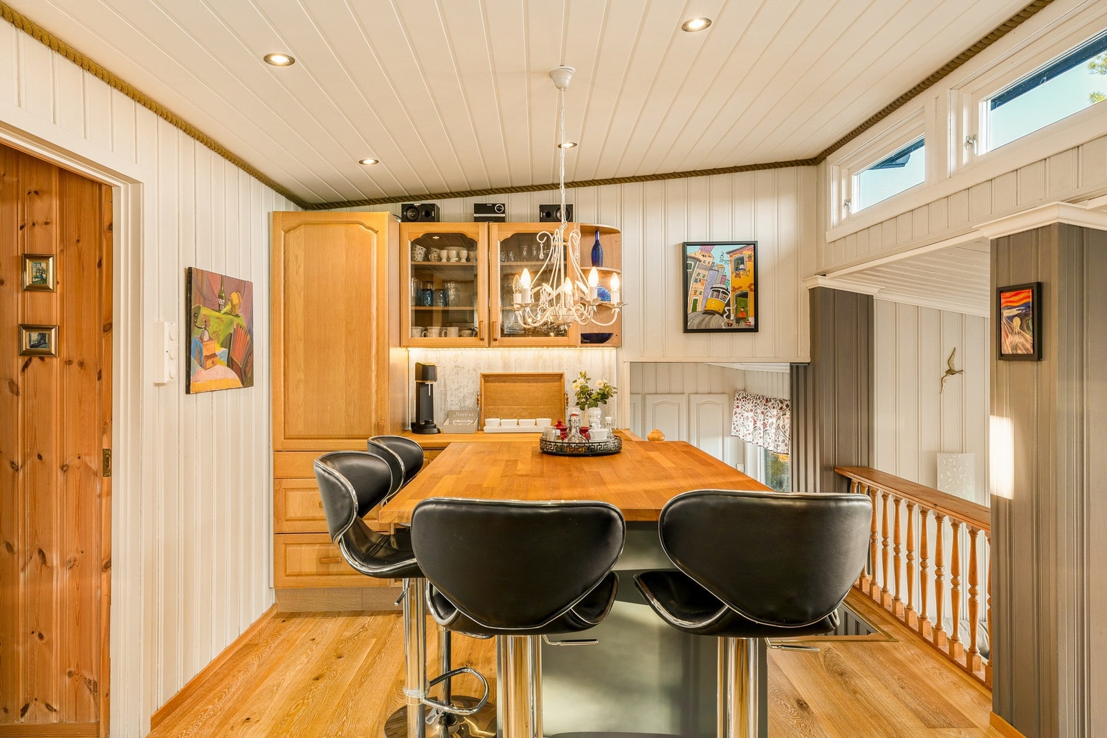 Kjøkkenet har en praktisk kjøkkenøy som fungerer som en naturlig samlingsplass. Galleribilde