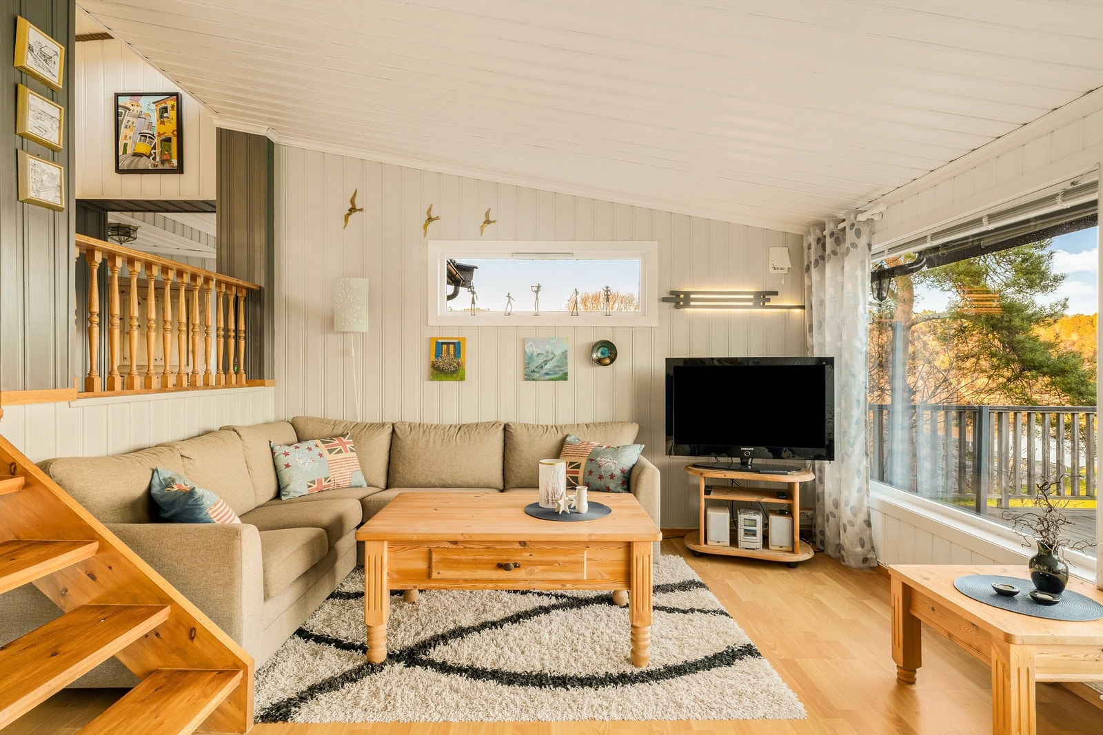 Her er det god plass til en romslig sofagruppe foran de store vindusflatene. Galleribilde